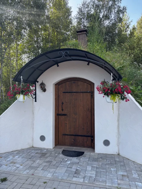 Lihulo underjordisk kjeller – tidløst design i en bakkeskråning