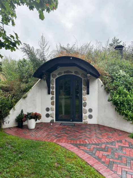 Badstu med grønt tak og moderne sjel